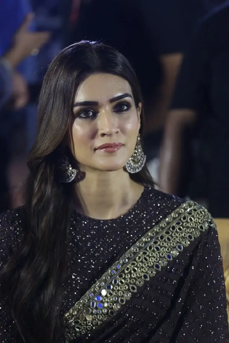 ACTRESS KRITI SANON IN BLACK SAREE AT ADIPURUSH MOVIE PRE RELEASE EVENT 19